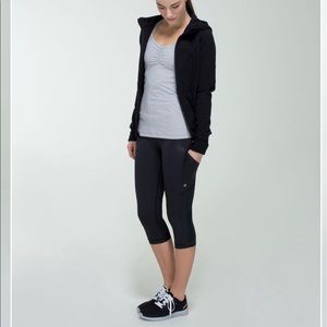 Lululemon Cut the Crop Legging with Pockets in Wee Stripe/Black. Size 8